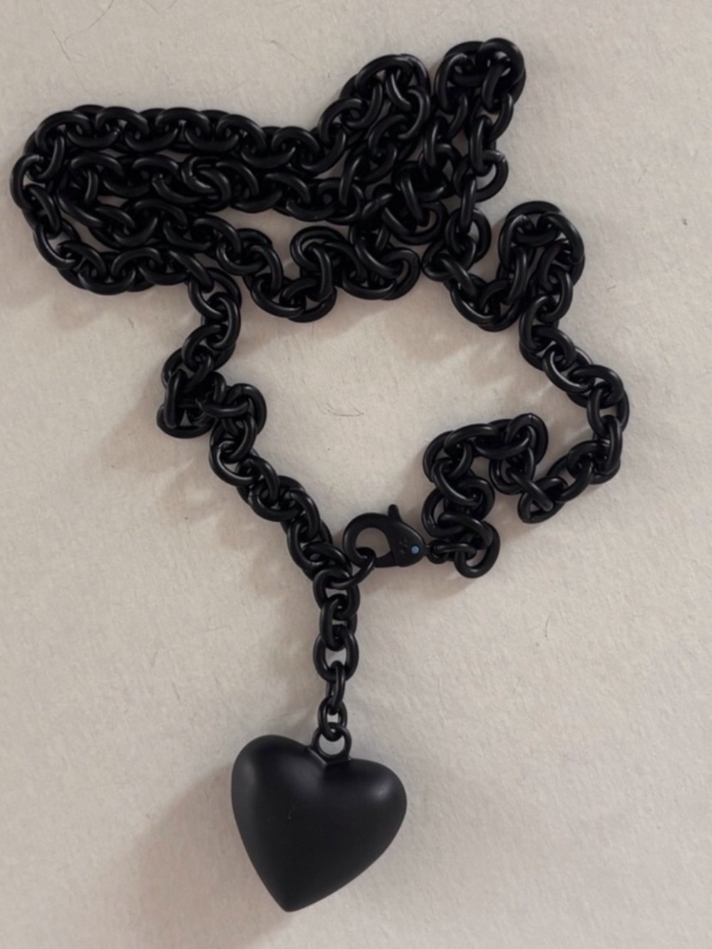 NWOT Roxanne Assoulin The Mini Puffy Heart Necklace - Picture 4 of 5